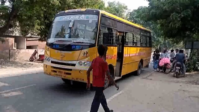 माट कस्बा में बृंदावन तिराहे के समीप रोड पर खड़ी स्कूली बस में बाइक सवार टकराऐ गंभीर रूप से घायल जिला अस्पताल किया रेफर