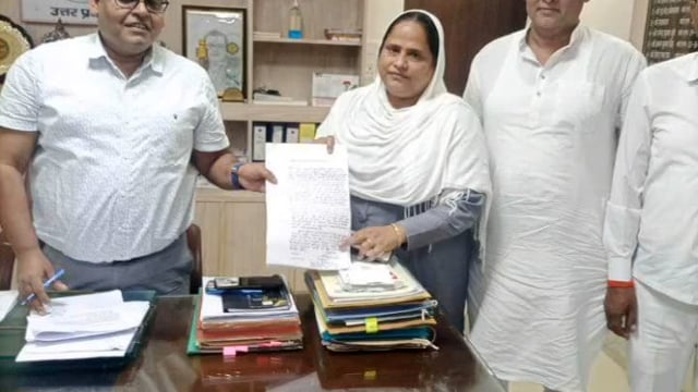 नगर पंचायत बढ़नी चाफा में चल रही चकबंदी कि समस्या को लेकर डुमरियागंज विधायक सैय्यदा खातून ने DM को सौपा ज्ञापन ।