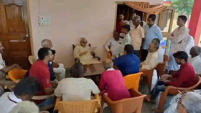 इटवा स्थित अपने आवास पर इटवा विधायक माता प्रसाद पांडये ने क्षेत्रवासियों की सुनी समस्या ।