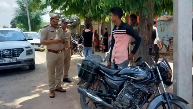 थाना क्षेत्र में यातायात नियमों का उल्लंघन करने वाले 12 वाहनों से मिश्रौलिया पुलिस ने वसूला ₹12000 का समन शुल्क