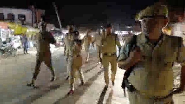 एरवाकटरा क्षेत्र की बाजारों में एसपी चारु निगम ने फोर्स के साथ पैदल गस्त