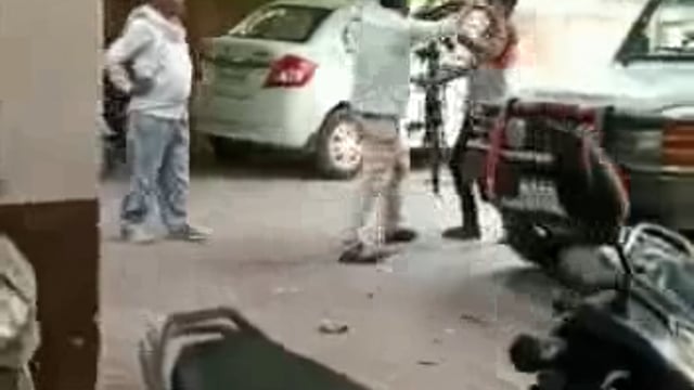 मथुरा शहर में शराबियों के खिलाफ अभियान चल रहा है तो वहीं सरकारी नुमाइंदे शराब पीकर अपनी ड्यूटी कर नूरा कुस्ती लड रहे है