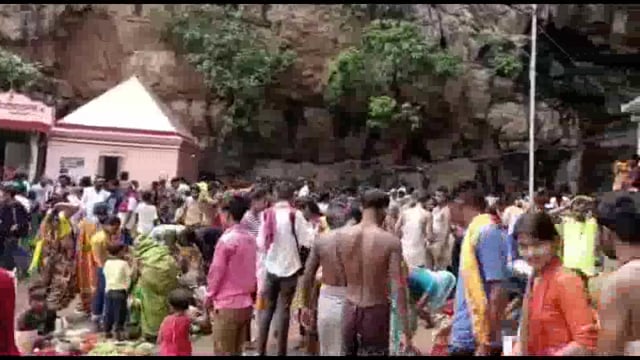 लखीसराय जिले के प्रसिद्ध श्रृंगी ऋषि धाम परिसर में भादो पूर्णिमा को लेकर श्रद्धालुओं की उमड़ी भारी भीड़