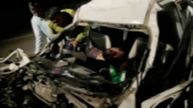 यमुना एक्सप्रेस वे के बलदेव थाना क्षेत्र में अज्ञात वाहन से टकराई कार दिल्ली निवासी प्रेमी प्रेमिका की हुई मौत