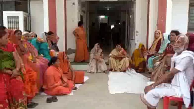 वृंदावन में एक माह बीत जाने के बाद कोई कार्यवाही ना होने पर पीड़ित पहुंचे कोतवाली घेराव कर बैठे धरने पर 