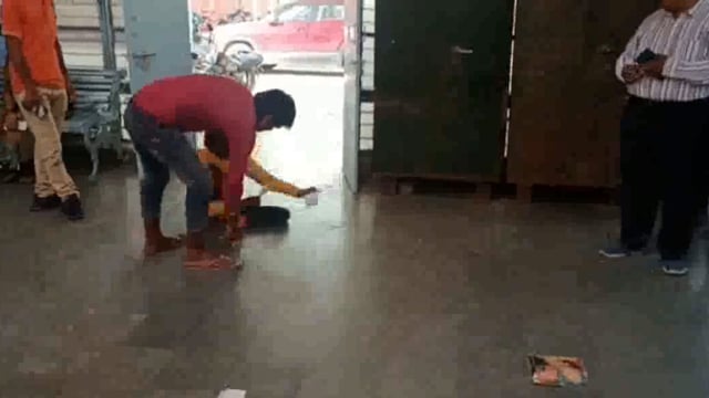 दिव्यांग ने सीएमओ मथुरा कार्यालय में कोई सुनवाई न होने पर सुनाई खरी-खोटी फाड़े कागजात