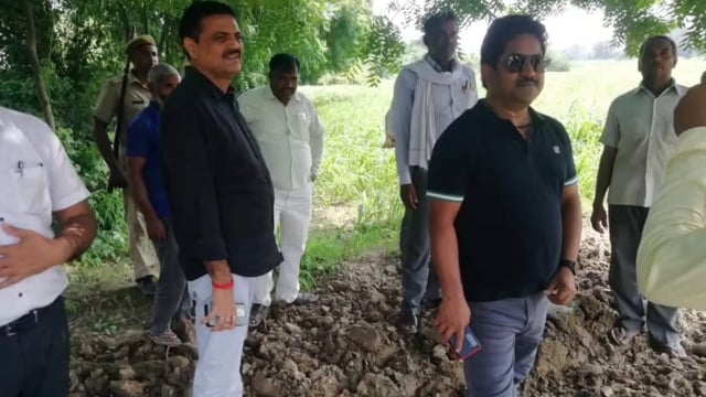 जिला अधिकारी प्रकाश चंद श्रीवास्तव ने किसानों की समस्याओं को मौके पर जाकर की परखा और अधिकारियों को निर्देशित किया