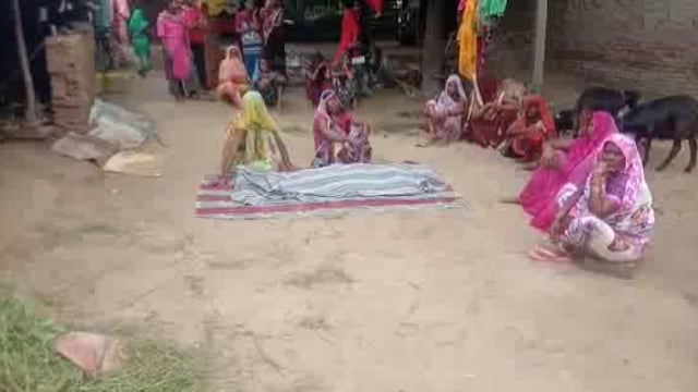 सरेनी थाना क्षेत्र के रालपुर गांव में संदिग्ध हालत में विवाहिता का घर के अंदर लटकता शव बरामद।