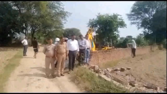 नगला चिंता में दबंगो द्वारा सरकारी जमीन पर किये गए कब्जे को प्रशांसन ने हटवाया,खेलकूद की जमीन पर किया गया था कब्जा ।