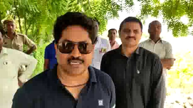 जिलाधिकारी ने अजीतमल तहसील में फसलों का निरीक्षण कर किसानों के साथ चौपाल में की बैठक