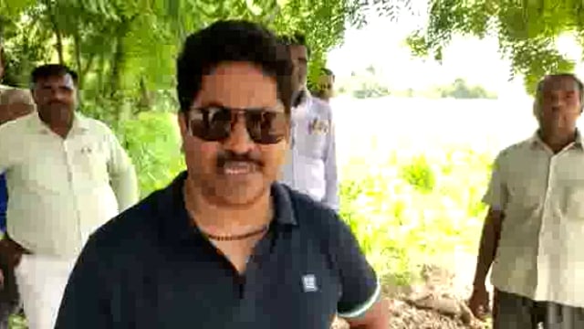 जिलाधिकारी ने अजीतमल तहसील में फसलों का निरीक्षण कर किसानों के साथ चौपाल में की बैठक