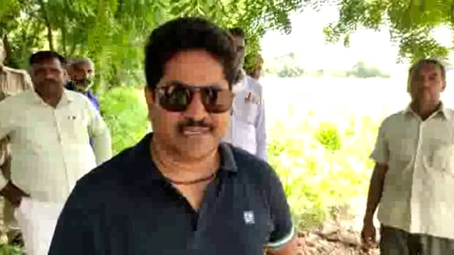 जिलाधिकारी ने अजीतमल तहसील में फसलों का निरीक्षण कर किसानों के साथ चौपाल में की बैठक