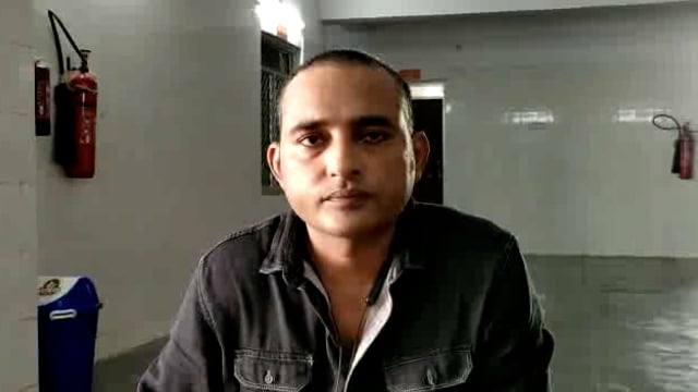 औरैया के बिधुना में सीज़ किये गए निजी अस्पताल की जानकारी देते सीएचसी अधीक्षक डॉ सिद्धार्थ 