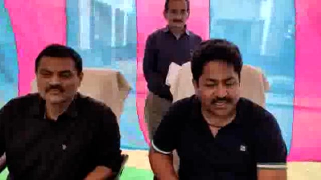 जिलाधिकारी व सीडीओ ने अजीतमल तहसील के अटसु में लगाई किसान चौपाल सुनी समस्याएं