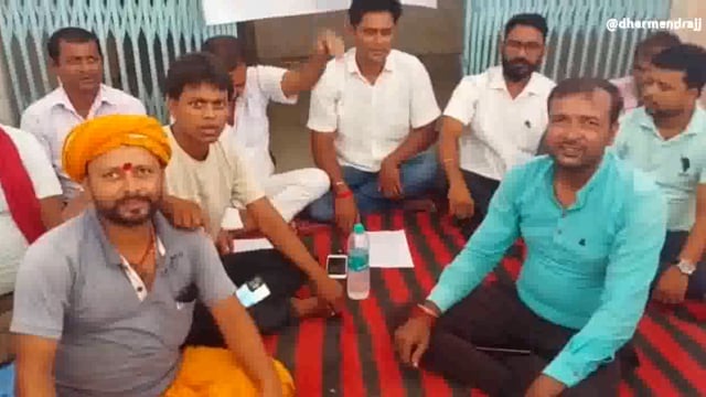 झंझारपुर नगर परिषद कार्यालय पर धरना प्रदर्शन कर लोगों ने जतायी नाराजगी