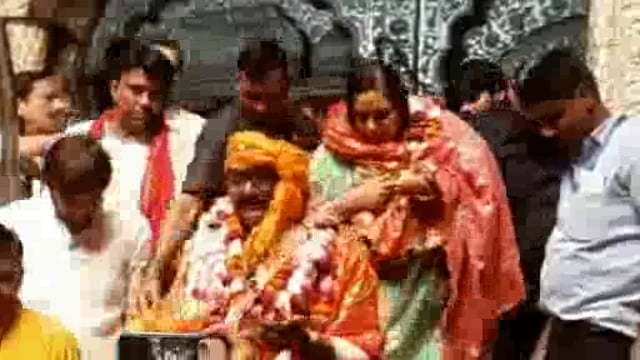 वृंदावन के विश्व प्रसिद्ध बांके बिहारी मंदिर में पहुंचे यूपी के डिप्टी सीएम बृजेश पाठक पत्नी के साथ की पूजा अर्चना