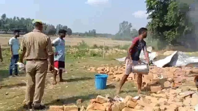 पटाखा कारखाने में गोला बनाते समय विस्फोट होने से कारखाना जमींदोज। कारखाना में काम कर रहे युवक की हालत गंभीर लखनऊ रेफर।