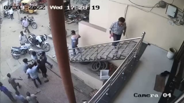 मजदूरी के पैसे मांगने पड़े भारी कर्मचारी के साथ जमकर की मारपीट वीडियो हुआ वायरल