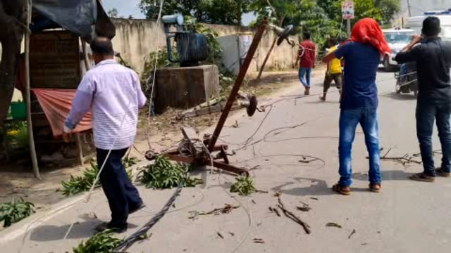 नगर पंचायत इटवा के बिस्कोहर मार्ग पर लकड़ी से लदे ट्रक में फसा केबल तीन खंबे व तार टूटा ।