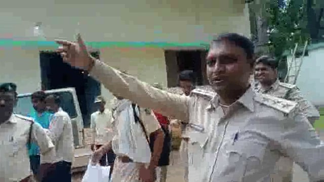 ब्योहारी एस डी ओ फारेस्ट मिश्रा  ने किया शाल श्रीफल से शहीद के परिवार का सम्मान

@#ब्योहारी एस डी ओ फारेस्ट मिश्रा.