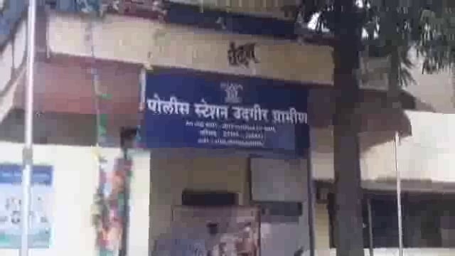नळेगाव रोडवर एका जुगार अड्ड्यावर पोलिसांची धाड,एका पोलिसांसह १४ जणांवर गुन्हे दाखल