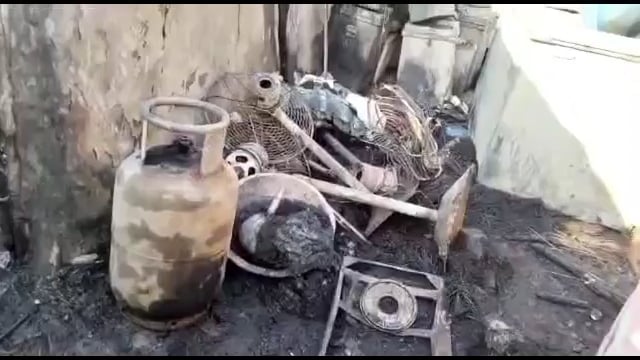  बहराइच :शिवपुर ब्लाक क्षेत्र अंतर्गत इटावा ग्राम पंचायत के दुल्हन पुरवा गांव में खाना बनाते समय गैस सिलेंडर से आग लग गई