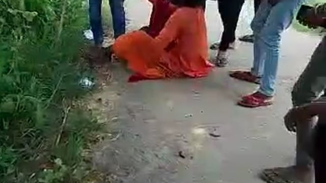 दिबियापुर थाना के हरि के पुरवा गांव में बच्चा चोर समझकर ग्रामीणों ने बाबा की जमकर की पिटाई।