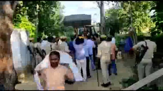 गोंडा अवैध अतिक्रमण हटवाने गए प्रशासन को ग्रामीणों ने रोका