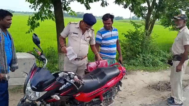 सड़क यातायात नियमों के पालन को लेकर पुलिस ने राजा सड़क मोड़ में चलाया सघन वाहन जांच अभियान, 25 वाहन की गई जांच