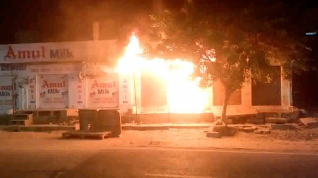 थाना गोविंद नगर क्षेत्र में जन्मभूमि लिंक रोड पर कपड़े के शोरूम में लगी आग लाखों का हुआ नुकसान