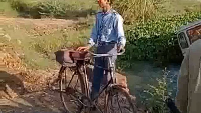 बच्चों को इस्कूल ले जा रही गाड़ी अनियन्त्रित होकर खाई में पलटी ,चीख पुकार सुन ग्रामीणों ने बच्चों को निकाला बाहर ।