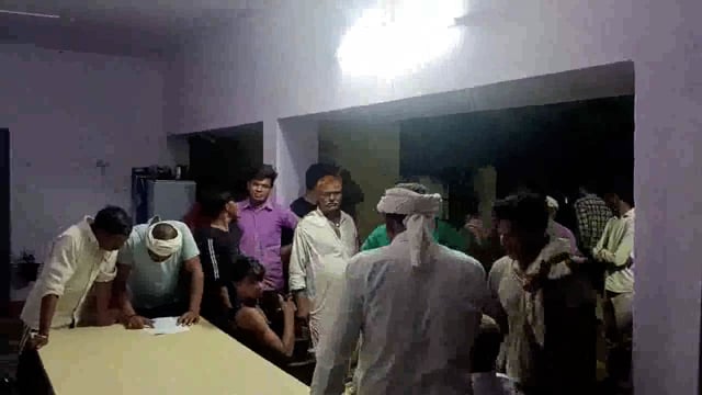 माटके गांव नसीटी के प्रधान को दूसरे पक्ष ने पीटा फाडे कपड़े