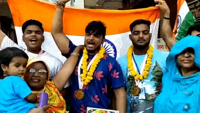 दिल्ली में आयोजित पावर लिफ्टिंग प्रतियोगिता में मथुरा के खिलाड़ियों ने जीते मेडल भरतपुर गेट पर किया जोशीला स्वागत सम्मान