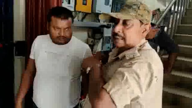 PM आवास योजना में लाभुकों को डरा धमका कर पैसे लेने के आरोप में एक अभियुक्त गिरफ्तार