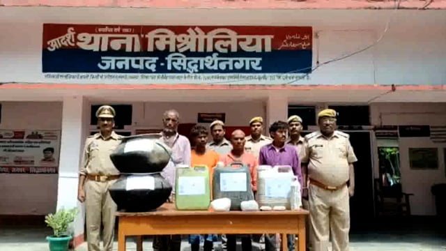 कच्ची शराब बनाने वाले 04 शातिर अभियुक्तों को मिश्रौलिया पुलिस ने बहोरवाघाट से किया गिरफ्तार ।