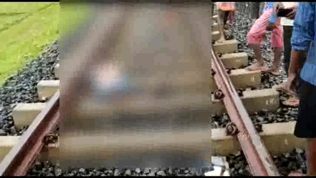 बांका पैसेंजर ट्रेन की चपेट में आने से तीन की मौत हो गई।