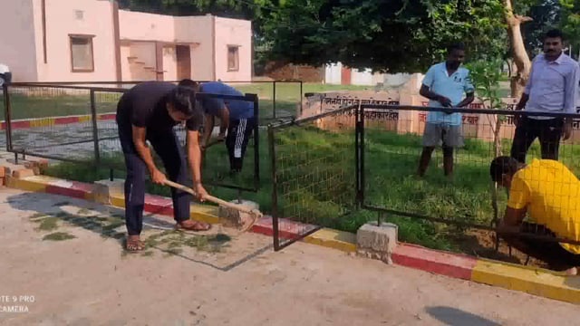 सफाई अभियान से समाज में अच्छा संदेश दे रहे कोतवाली प्रभारी
डलमऊ रायबरेली। बेहतर सुरक्षा व्यवस्था के साथ-साथ शांति का पा