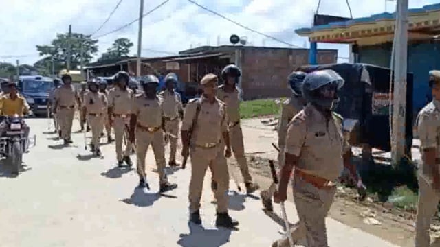 आगामी त्योहार व अपराधिक घटना के रोकथाम हेतु मिश्रौलिया पुलिस ने गौरडीह बभनी व चेतिया में किया पैदल गस्त ।