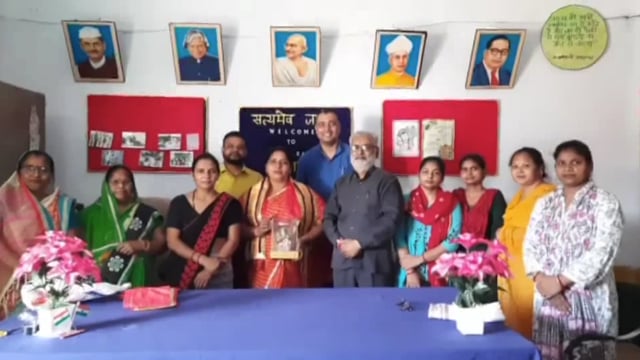 राज्य स्तरीय पुरस्कृत शिक्षिका को समाजसेवी भूपेश अग्रवाल व रुद्र प्रकाश सारस्वत द्वारा सम्मानित किया गया