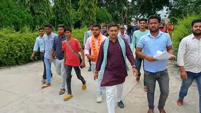 महाविद्यालय के छात्र छात्राओं ने स्कूल प्रबंधन पर लगाए आरोप वहीं कुलपति से संबंधित जिला अधिकारी को सौंपा ज्ञापन