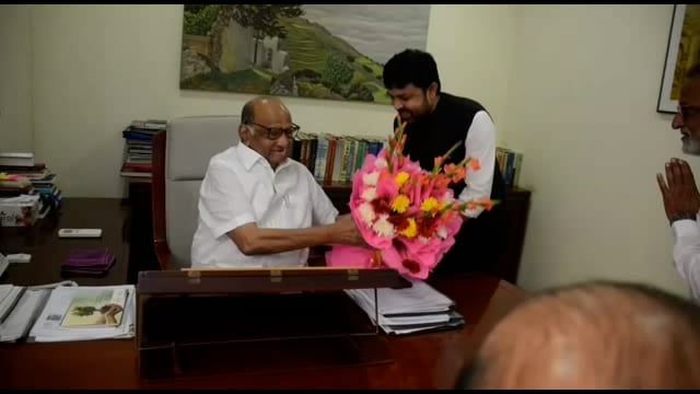 खासदार शरद पवार यांचे माजी गृहराज्यमंत्री संजय बनसोडे यांनी केले अभिनंदन