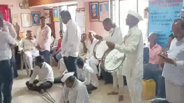 दिघंची येथील दिव्यांगांच्या आंदोलनाला यश पहिला हप्ता जमा तर उर्वरित रक्कम पंधरा दिवसात मिळणार


