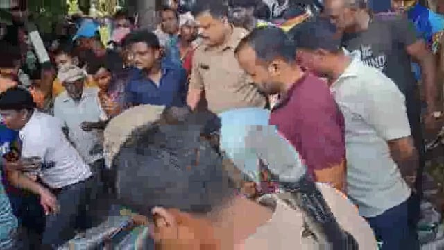 बस्ती हर्रैया थाना पर ड्यूटी कर लौट रहे पीआरडी जवान की ट्रक के नीचे दबी मिली लाश हर्रैया क्षेत्र के भदावल कुचेला मोड़ पर