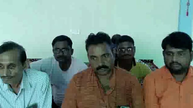 खबर औरैया से। व्यापारी नेता मानवेंद्र पोरवाल ने बताया कि फफूंद स्टेशन की जमीन हमारे पूर्वजों ने दी थी।