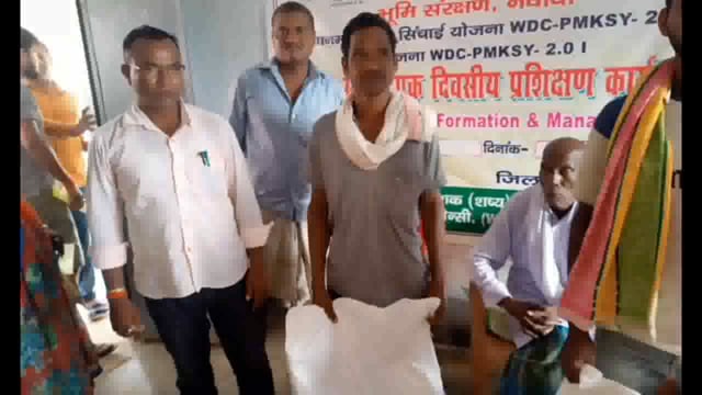 सिरदला के सिमराटांड़ गांव में किसानों में बांटा गया सब्जियों के बीज 