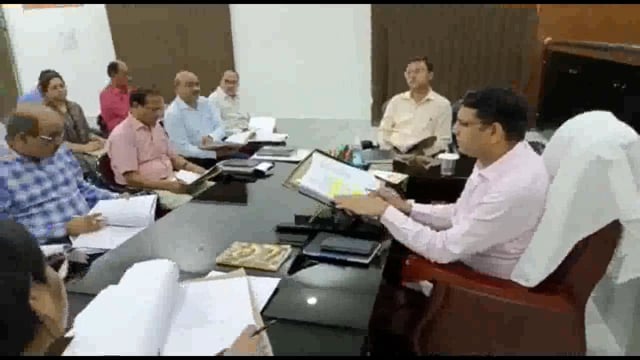 गोंडा :कलेक्टर सभागार में जिला अधिकारी की बैठक मुख्यमंत्री अभ्युदय योजना के संबंध में की चर्चा