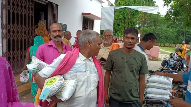 मुफ्त सरसों एवं मकई का बीज लेने के लिए किसानों की लगी लंबी कतारें