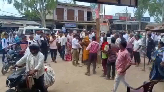 महिला ने लेखपाल की चप्पलों से मजा मत पैसे लेने व अभद्रता करने का लगाया आरोप