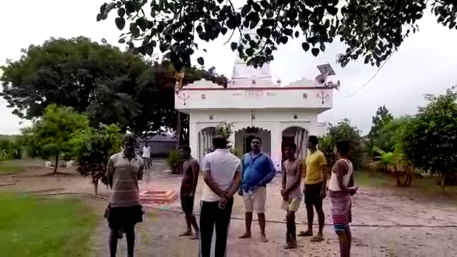 बाघराय थाना क्षेत्र के देवगुलपुर में चोरों का आतंक तीन बार मंदिर परिसर का घंटा को ले गए चोर जिम्मेदार बने मूकदर्शक