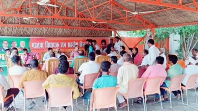 जन सहयोग कार्यालय पर भाजपा विधायक से मुलाकात कर नवाबगंज क्षेत्र के लोगों ने समस्याओं से कराया अवगत